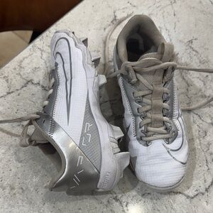 Nike Kids Sneakers in White and Silver